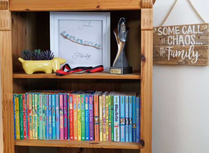 Silff lyfrau mewn cartref preswyl i blant
Bookshelf in a residential children's home